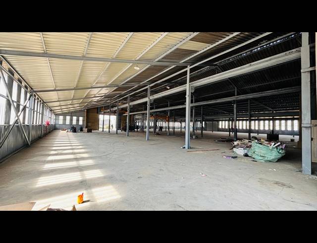 3,740M² WAREHOUSE TO LET IN CHAMDOR